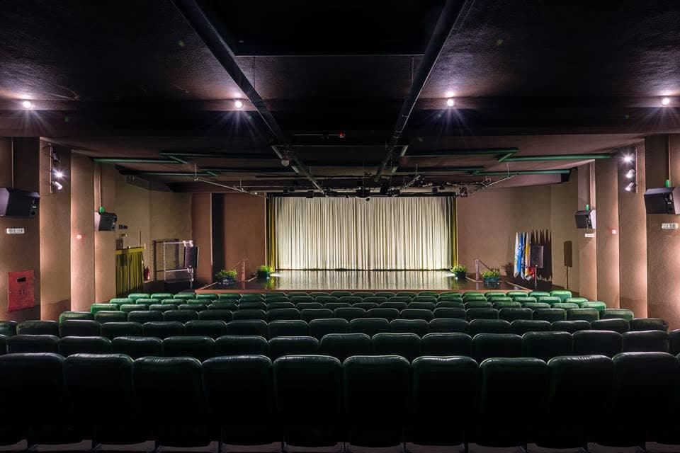 Interior do Auditório Costa da Caparica, com o palco e a plateia